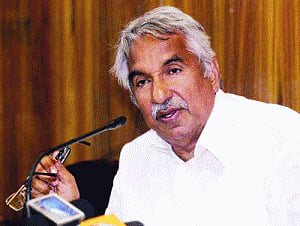 Kerala CM Chandy hurt in CPM attack