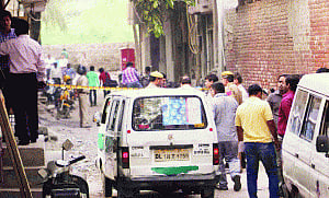 Rs90 lakh looted at gunpoint from cash collection van