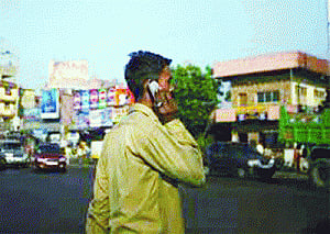 Mobile user base falls to 87.05 cr  in September; 1st drop in 5 months