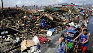 Philippines struggles to help desperate typhoon victims