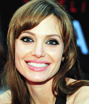 Angelina Jolie gets humanitarian award
