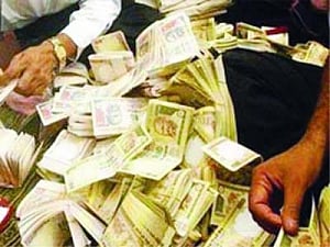 B'desh High Com official deposits fake notes in SBI