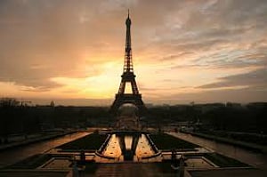 Eiffel Tower gets bomb threat, evacuated