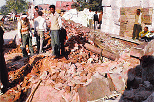 Freak rail mishap kills three in city