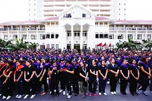 Thai protesters temporary end rally before King's birthday