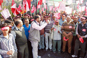 SP leader turns traffic stopper on DND flyway!