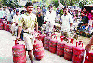 Poll-scarred UPA mulls relaxing subsidised lPG cylinder cap