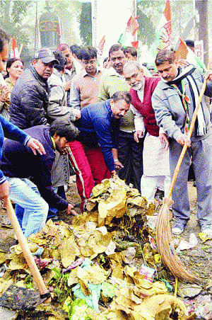 Cong takes a leaf from AAP broom