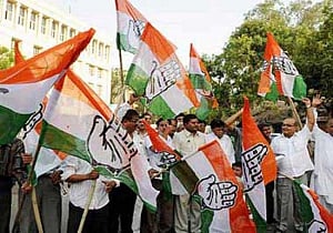 Cong woos SP as Anna backs lokpal