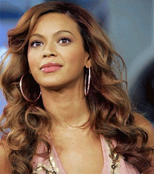 Beyonce gives away gift cards to fans
