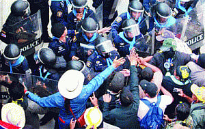Anti-govt protesters try to block election stadium in Thailand