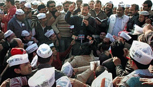 Kejriwal appeals honest officers to approach him