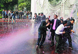 2 killed as fresh clashes erupt in Dhaka