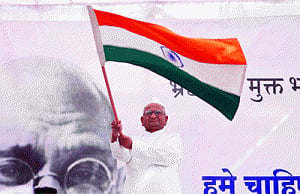 Anna hails lokpal draft