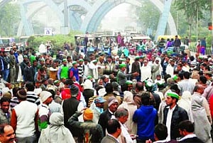 Farmers block traffic on Noida, Yamuna e-ways over sugarcane dues