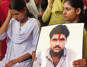 Sarabjit hangs on, barely