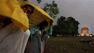 Warm day in Delhi, Thursday to be cloudy