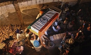 Hundreds flock to see Sarabjit's body in Bhikhiwind