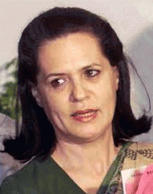 Sonia Gandhi offers chadar at Ajmer Sharif