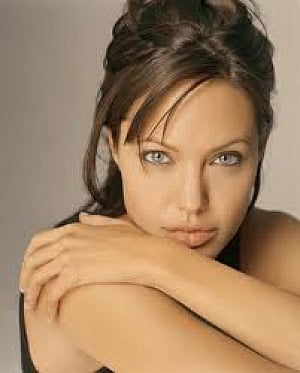 Angelina Jolie makes Jennifer Aniston cry