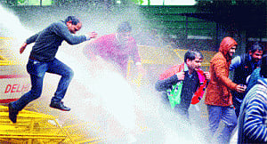BJYM activists protest outside Rahul's house
