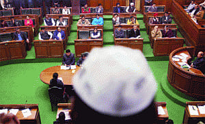 Gandhi topi is old hat, says Opp to AAP