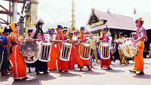 Cops manhandle Sabarimala pilgrims; HC orders probe
