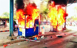 Sena workers set ablaze toll booths in Kolhapur