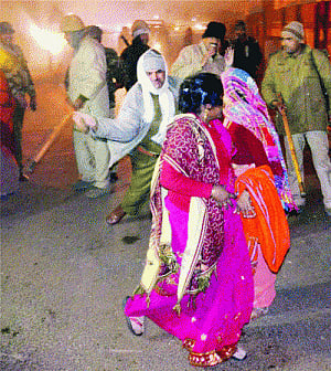 Police atrocity: Women protesters beaten in Firozabad