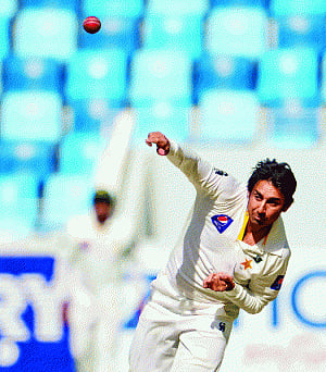 Pakistan spinners restrict lanka