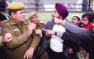 Cops silence AAP's loudspeakers by invoking Section 144