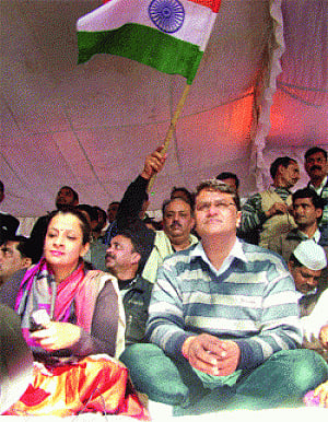 Binny calls off dharna, slaps 10-day ultimatum on Kejri to 'perform'