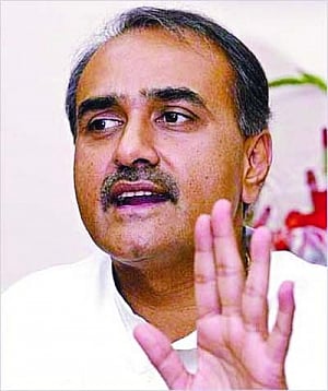 Praful Patel goes soft on Modi