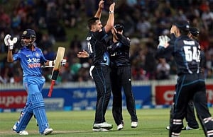 India suffer worst defeat in NZ, lose 5th ODI by 87 runs