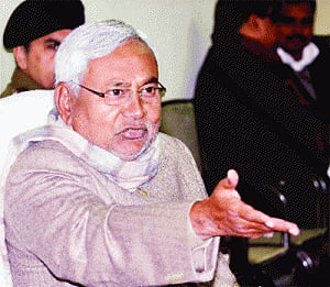 Nitish slams Cong for denying spl status to Bihar