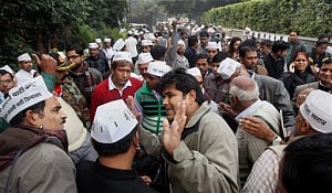 AAP protests outside Jaitley's house, BJP retaliates