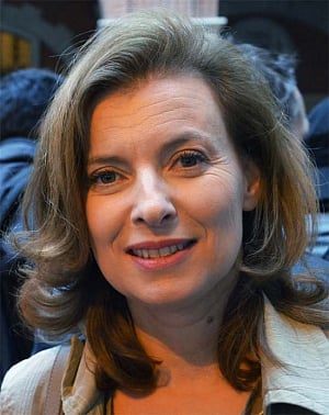 Hollande's ex sues over end-of-affair bikini beach snaps