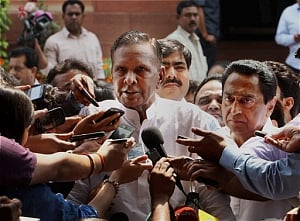 BJP accuses Steel Minister of trying to bribe journalists