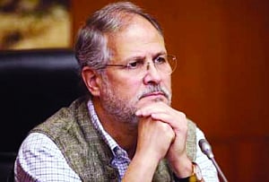 l-G ends jung with Kejriwal's freebies
