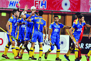 Warriors beat Rhinos 3-2 to be league leaders
