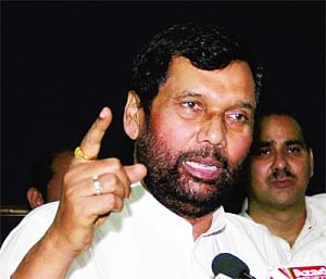 Paswan surfaces, declares divorce with RJD