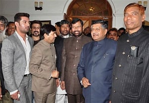 BJP, lJP form alliance, Paswan's party to get 7 seats for lS polls in Bihar