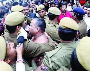 Subrata Roy, Suresh Kalmadi's attacker the same person