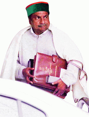 Antony lauds himself, ignores media