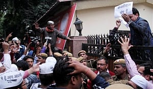 AAP's Ashutosh, Ilmi taken for questioninng by Delhi Police