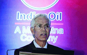 IOC to buy stakes in Petronas' lNG project for $ 900 million