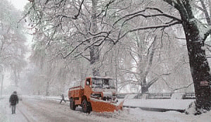 Heavy snowfall cuts Kashmir Valley