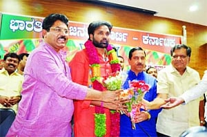Sriramulu back in BJP, to fight from Bellary