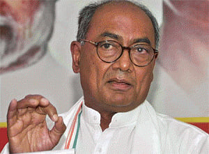 Digvijay targets Kejriwal over fundraising dinner