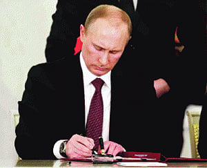 Russia annexes Crimea,  suspended from G8